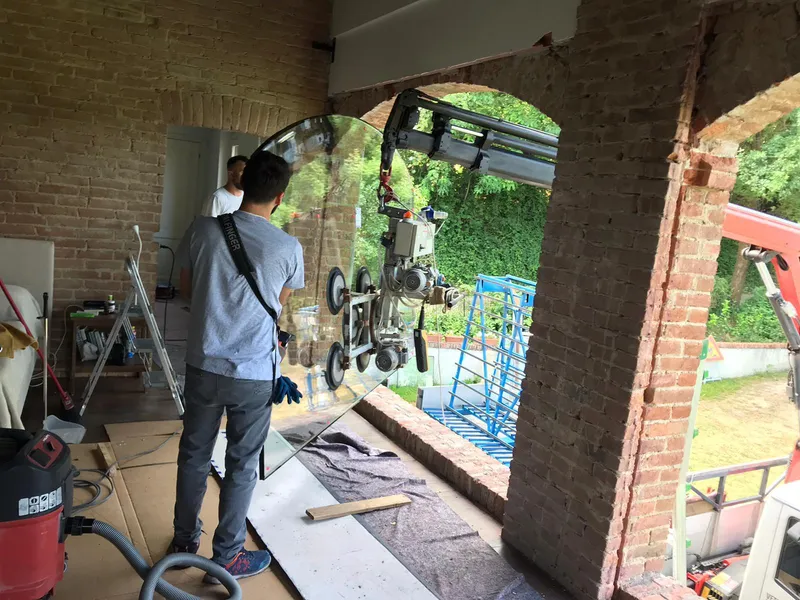 Vetro sagomato ad arco con installazione a ventosa