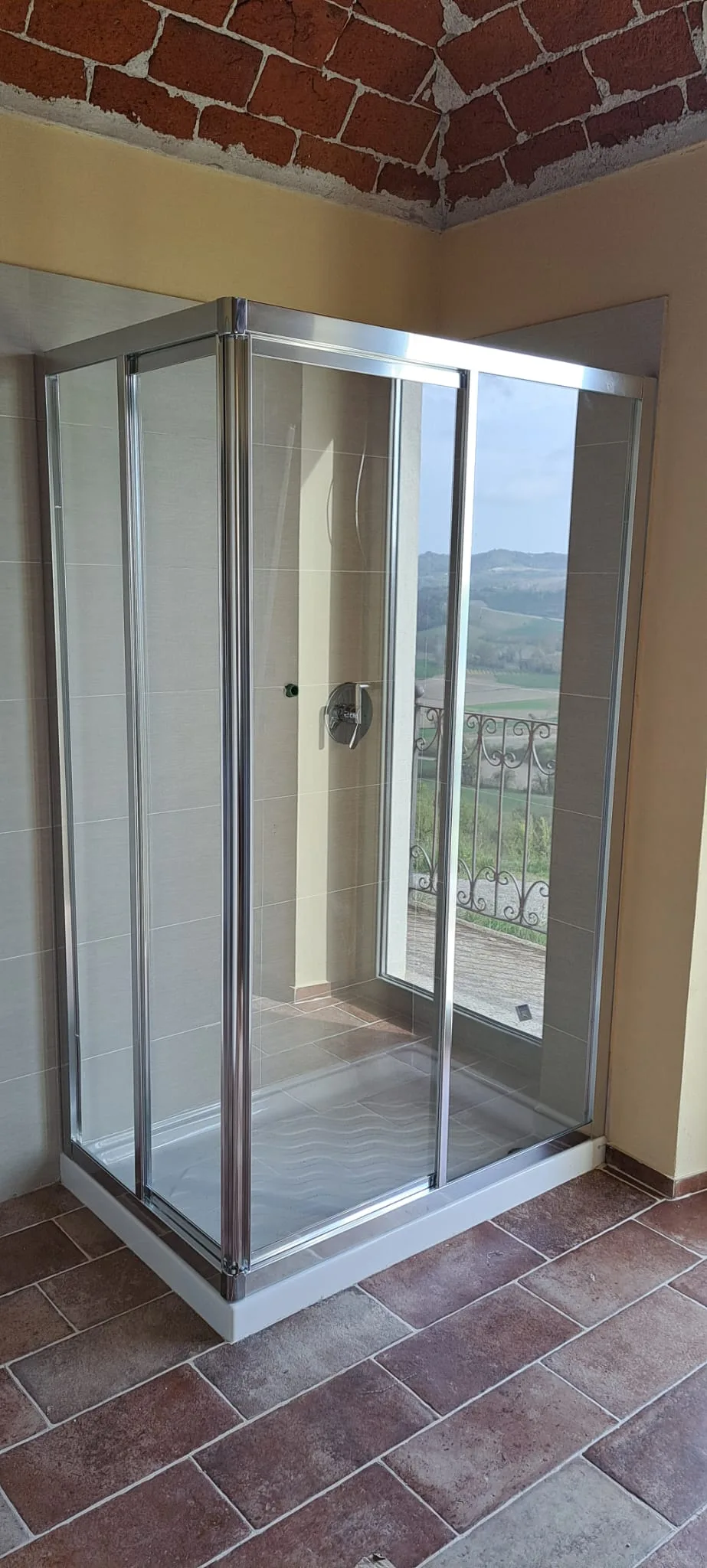 Box doccia con vista colline del Monferrato