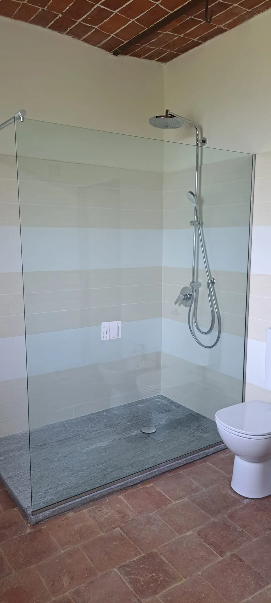 Box doccia walk-in con soffitto in legno