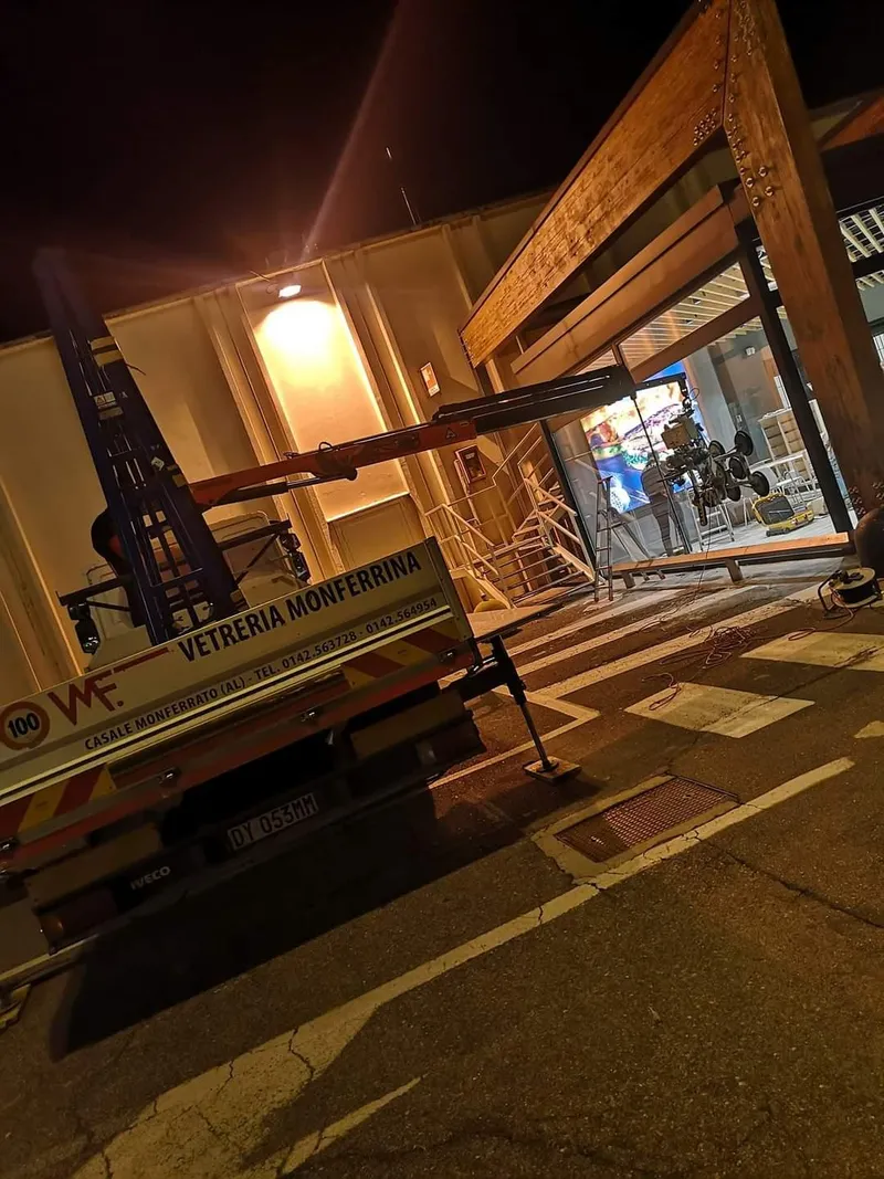 Posa vetrina notturna con camion VM