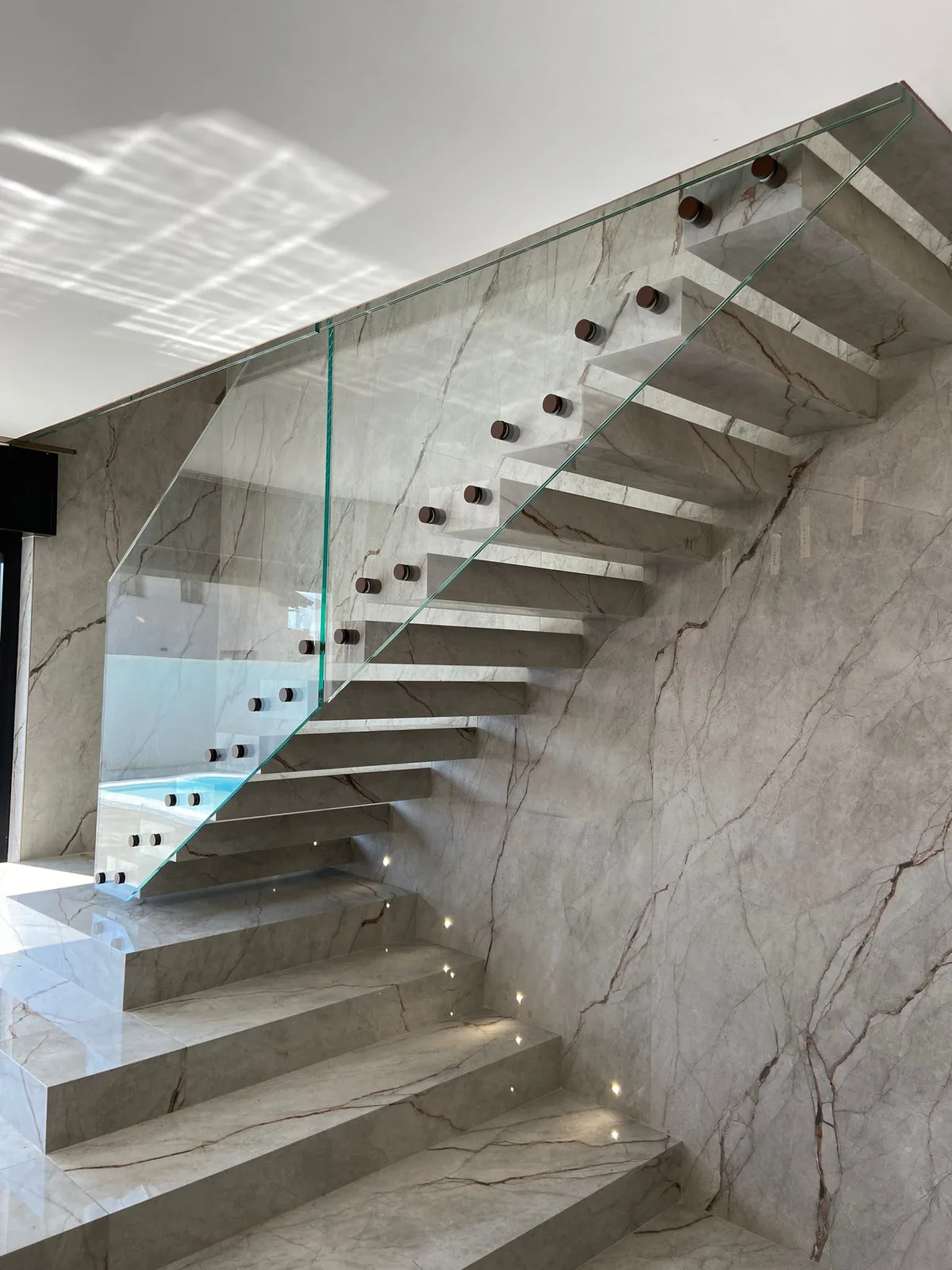 Scala in marmo con vetro su misura — vista dall'alto