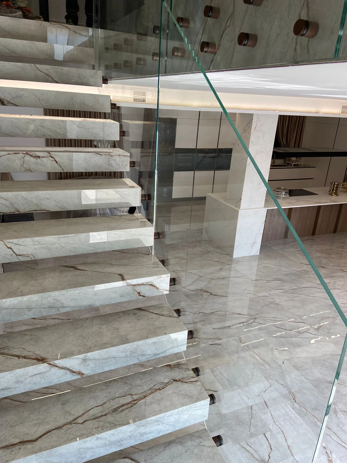Scala in marmo con vetro su misura — vista dal basso