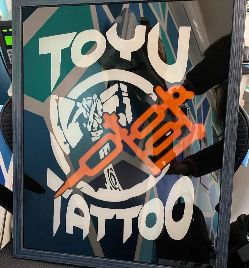 Insegna in vetro decorato — Toyu Tattoo