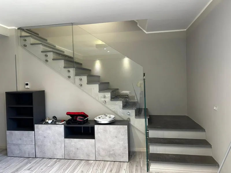 Scala interna con parapetto in vetro