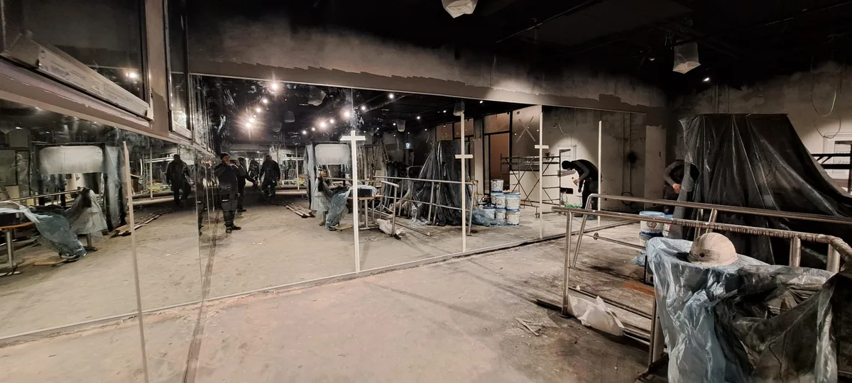 Pannelli specchio in cantiere commerciale