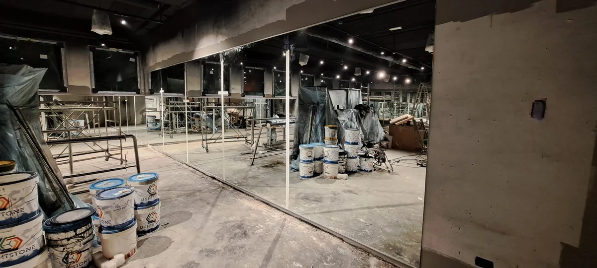 Specchio a parete intera in ambiente commerciale