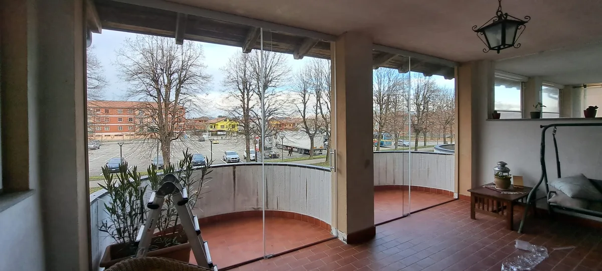 Veranda in vetro con chiusura balcone curvo