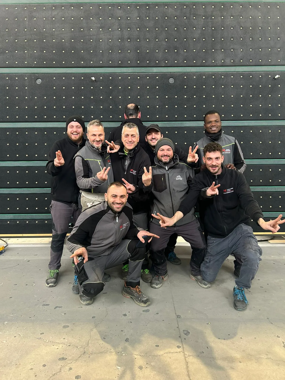 La squadra della Vetreria Monferrina in un momento di pausa in laboratorio