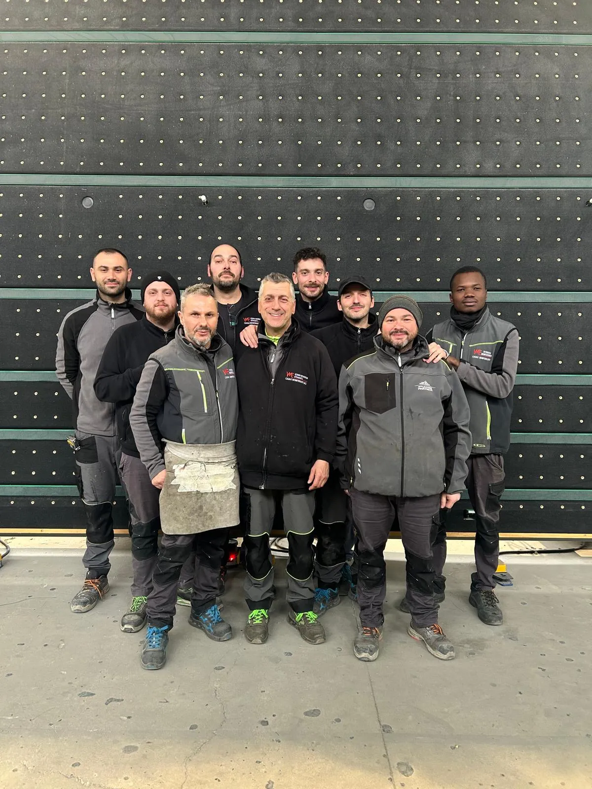 La squadra al completo della Vetreria Monferrina in laboratorio